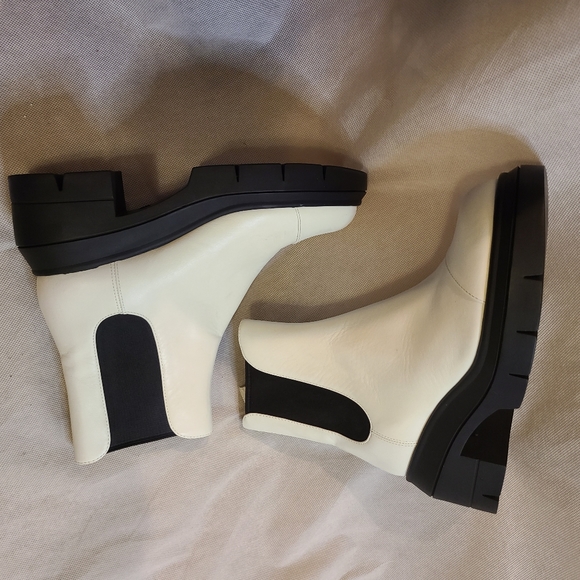 Stuart Weitzman Norah Lug Sole Chelsea Boots - Picture 2 of 11